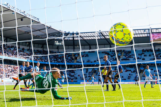 Malmö FFs Romain Gall gör 3-0 bakom Sirius målvakt Lukas