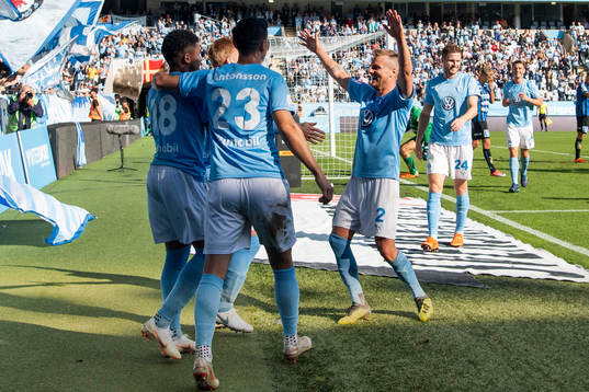 Malmö FFs Anders Christiansen kramas om av lagkamraterna