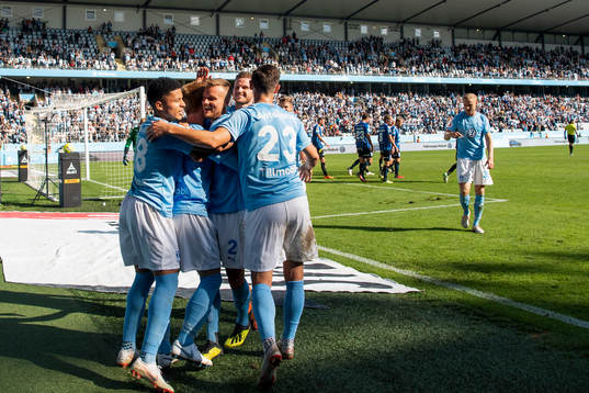 Malmö FFs Anders Christiansen kramas om av lagkamraterna