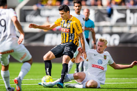 Häckens Paulinho tacklas av Brommapojkarnas Ludvig Öhman