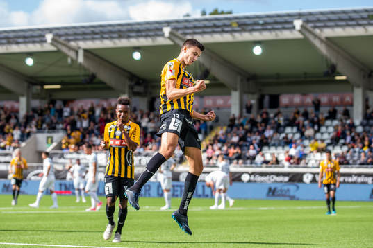 Häckens Alexander Jeremejeff jublar
