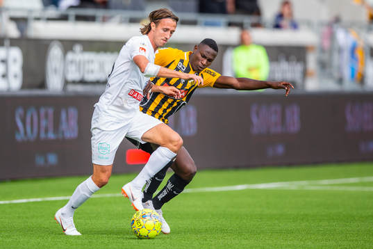 Brommapojkarnas Philip Hellqvist och Häckens Elohor Ekpolo