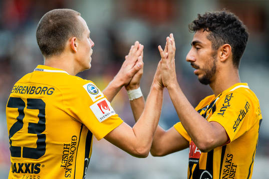 Häckens Viktor Lundberg och Daleho Irandust jublar