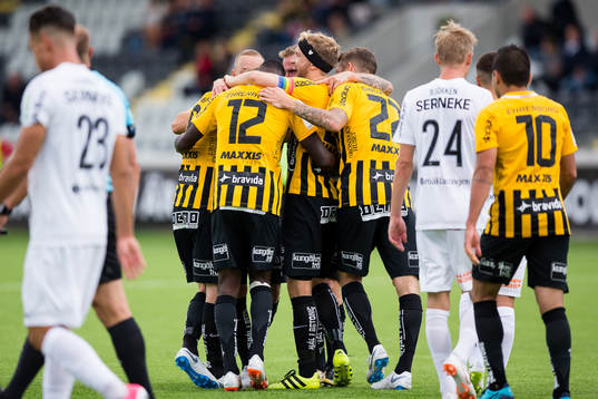 Häckens Erik Friberg firar 4-0 med lagkamrater