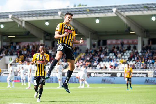 Häckens Alexander Jeremejeff jublar