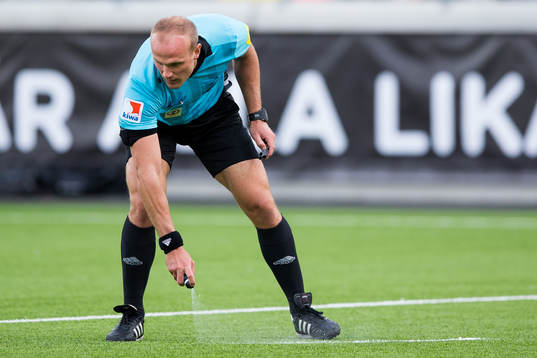 Domare Patrik Eriksson sprejar en linje