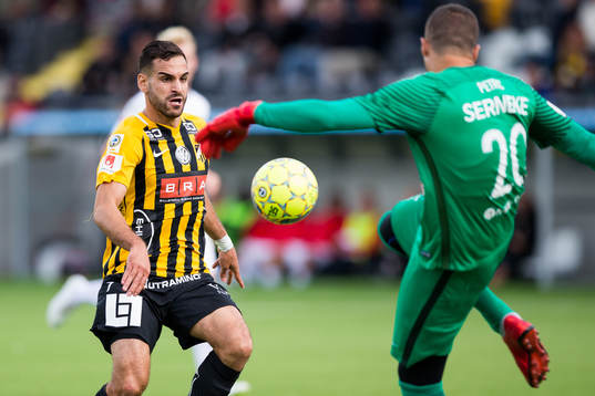Häckens Mervan Celik mot Brommapojkarnas målvakt Nikola