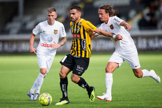 Häckens Mervan Celik mot Brommapojkarnas Philip Hellqvist