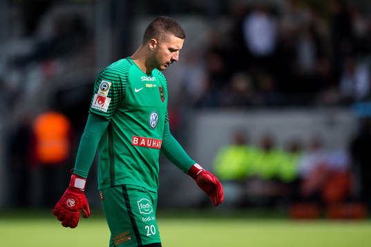 Brommapojkarnas målvakt Nikola Petric  deppar