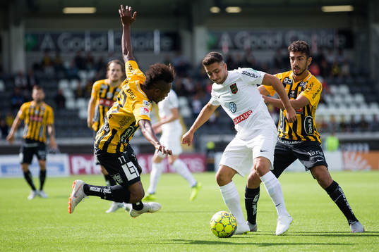 Brommapojkarnas Moustafa Zeidan mot Häckens Nasiru