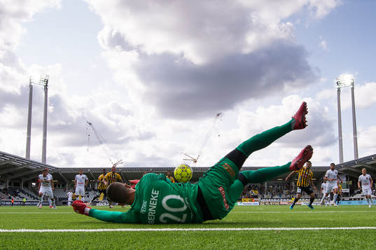 Brommapojkarnas målvakt Nikola Petric räddar en straff