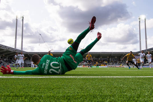 Brommapojkarnas målvakt Nikola Petric räddar en straff
