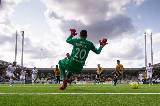 Brommapojkarnas målvakt Nikola Petric släpper in 1-0 på