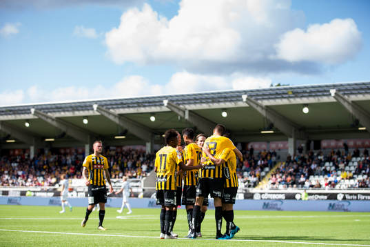 Häckens Alexander Jeremejeff firar 3-0 med lagkamrater