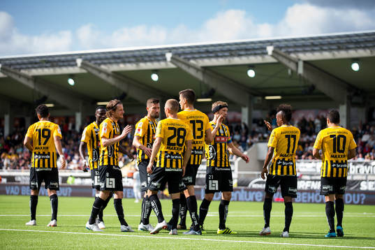 Häckens Alexander Jeremejeff firar 3-0 med lagkamrater