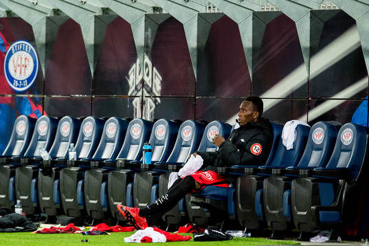 Daouda Bamba of Brann at the bench