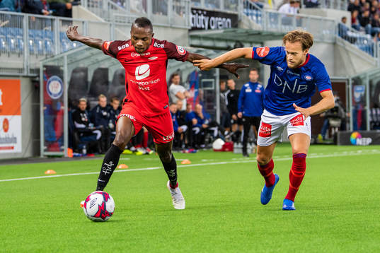 Gilbert Koomson of Brann and Bård Finne of Vålerenga