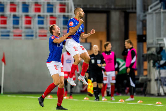 Amin Nouri of Vålerenga celebrates with teammate Jonatan