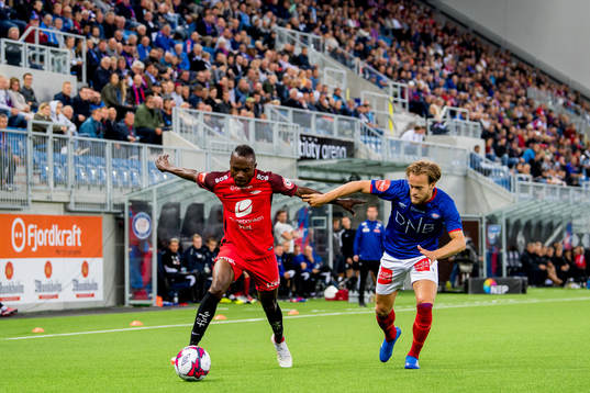 Gilbert Koomson of Brann and Bård Finne of Vålerenga