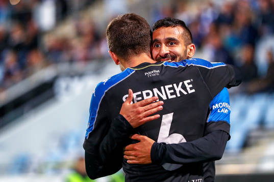 IFK Göteborgs Sargon Abraham jublar med Fredrik Oldrup