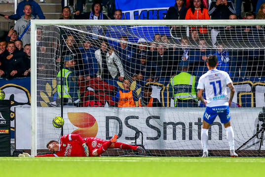 Norrköpings David Moberg Karlsson gör 1-1 på straff