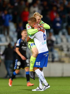 Norrköpings Kasper Larsen och målvakt Isak Pettersson
