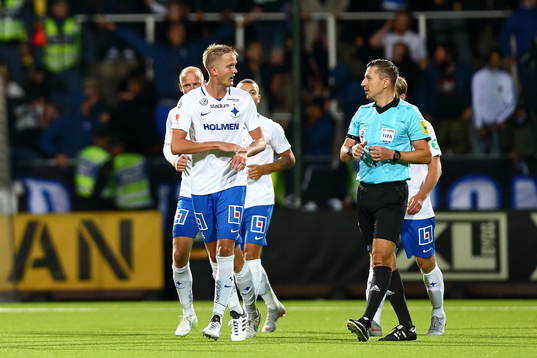 Norrköpings Kasper Larsen pekar på klockan mot domaren