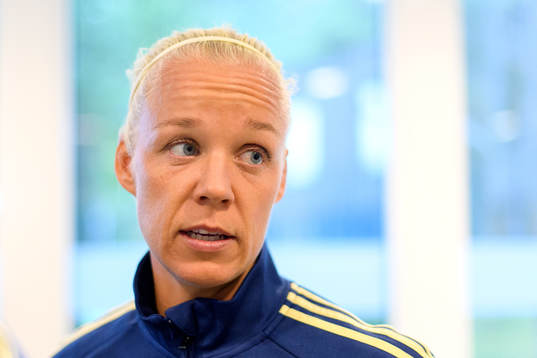Caroline Seger blir intervjuad