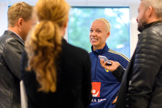 Caroline Seger blir intervjuad