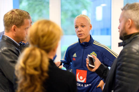 Caroline Seger blir intervjuad