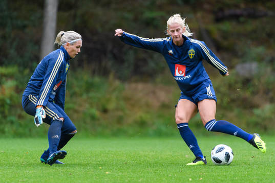 Målvakt Jennifer Falk och Sofia Jakobsson