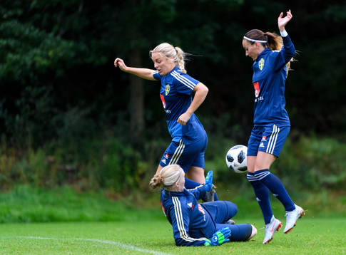 Mimmi Larsson och Kosovare Asllani mot målvakt Hedvig
