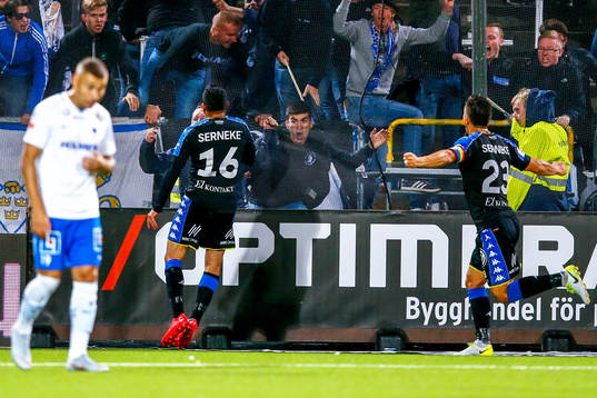 IFK Göteborgs Sargon Abraham jublar med lagkamrater