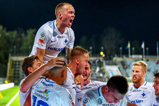 Norrköpings Kasper Larsen jublar med lagkamrater