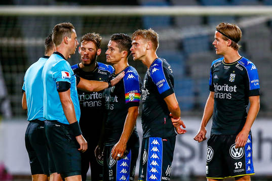 Vilda protester från IFK Göteborgs spelare med lagkapten