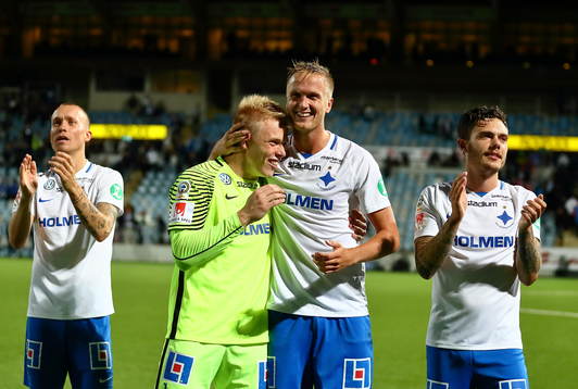 Norrköpings målvakt Isak Pettersson  och Kasper Larsen