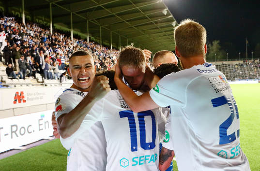 Norrköpings spelare med Jordan Larsson  till vänster