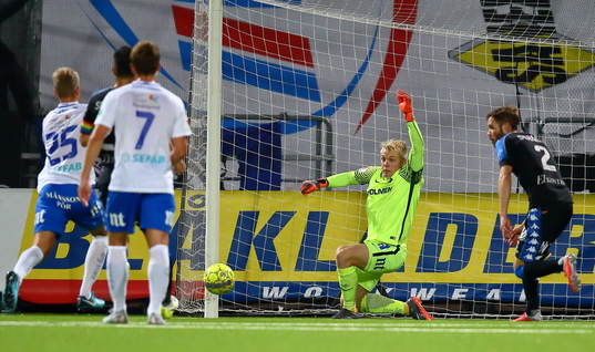 Norrköpings målvakt Isak Pettersson släpper et retur som