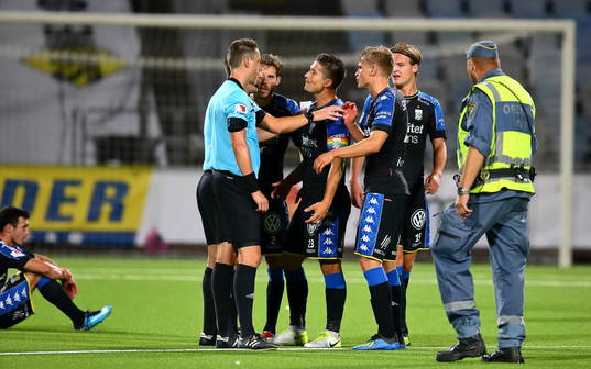 IFK Göteborgs spelare med David Boo Wiklander reagerar på