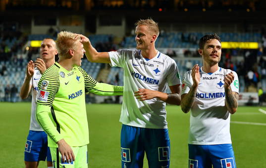 Norrköpings målvakt Isak Pettersson , Kasper Larsen  och
