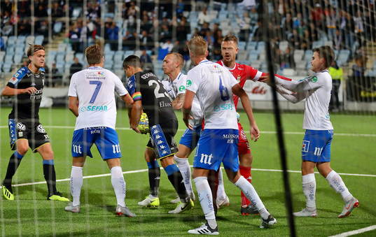 IFK Göteborgs David Boo Wiklander tar bollen