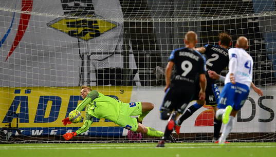 Norrköpings målvakt Isak Pettersson räddar en straff men