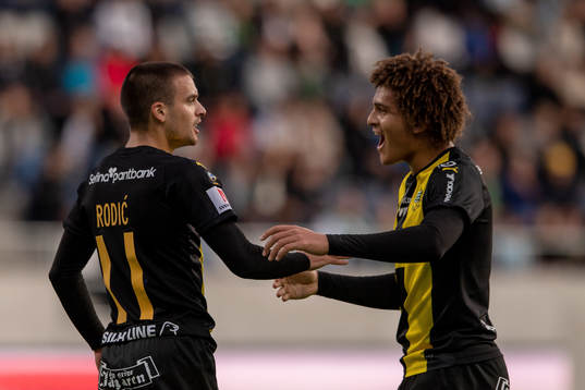 Hammarbys Vladimir Rodic och Neto Borges jublar