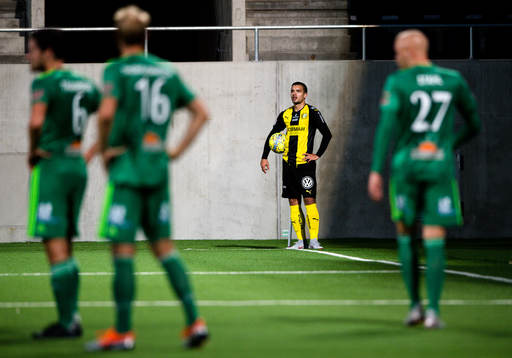 Hammarbys Vladimir Rodic inväntar hörnspark