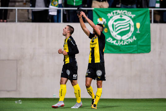 Hammarbys Nikola Djurdjic jublar med sin mask