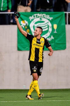 Hammarbys Nikola Djurdjic jublar med sin mask