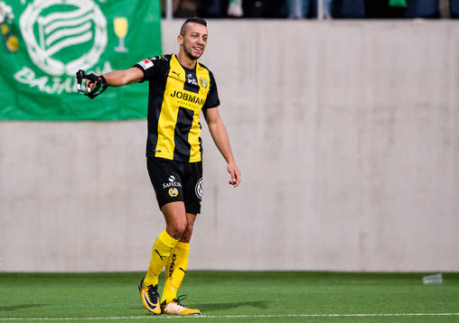 Hammarbys Nikola Djurdjic jublar med sin mask