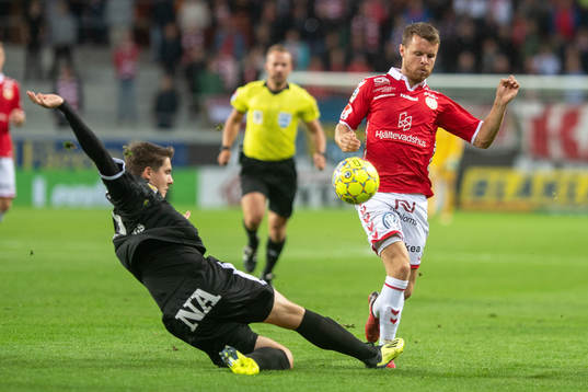 Kalmars Måns Söderqvist och Örebros Viktor Tranberg nder