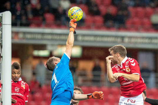 Kalmars Måns Söderqvist och Örebros målvakt Oscar