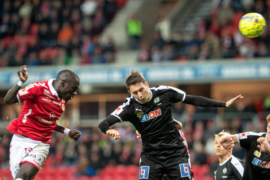 Kalmars Papa Alioune Diouf och Örebros Viktor Tranberg